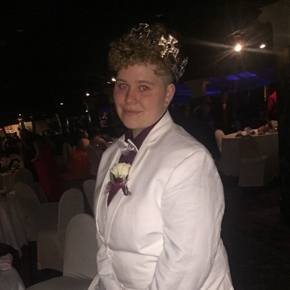 Profile Picture of Kayleeanna Hummell (@kayleeanna23) on Poshmark