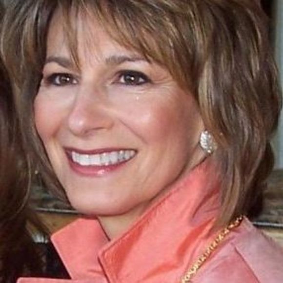 Profile Picture of Paula Lunn (@paula_lunn) on Poshmark