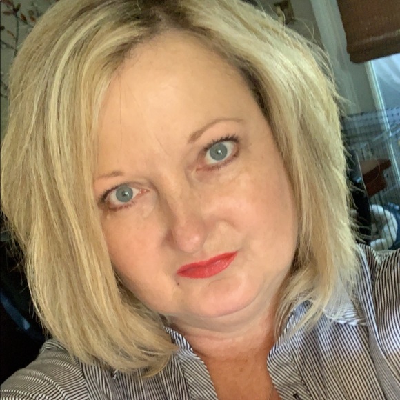 Profile Picture of Cindy Landers (@cmlanders72) on Poshmark