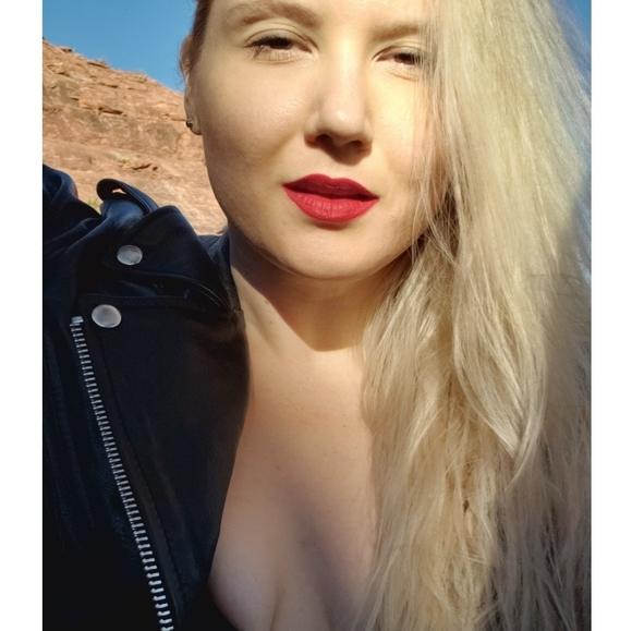 Profile Picture of Julia Minden (@juliaminden) on Poshmark