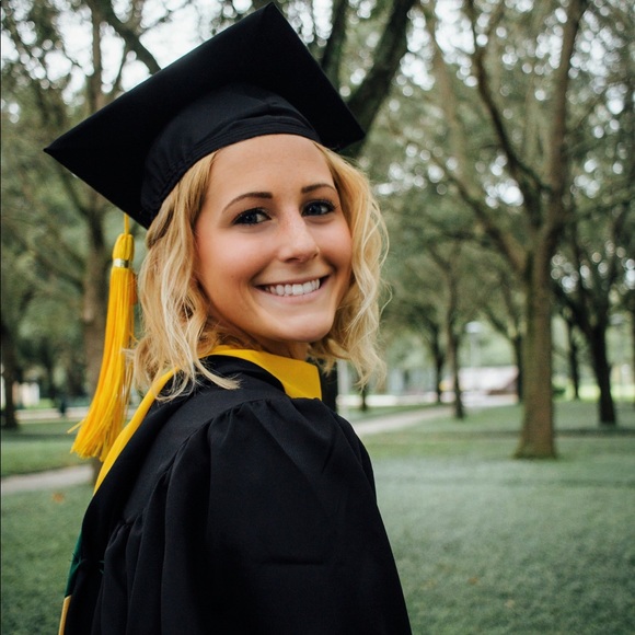 Profile Picture of Rachel Taormina (@rachyt1994) on Poshmark
