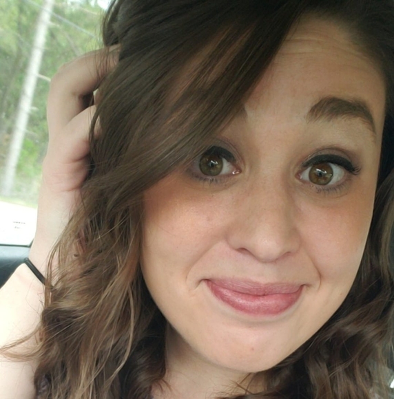 Profile Picture of Danielle Thielen (@daniellethielen) on Poshmark