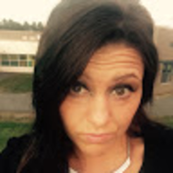 Profile Picture of Nicole Farron (@nicolepuce) on Poshmark