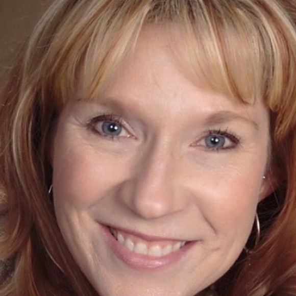 Profile Picture of Paula Reitzel (@paulalulee) on Poshmark