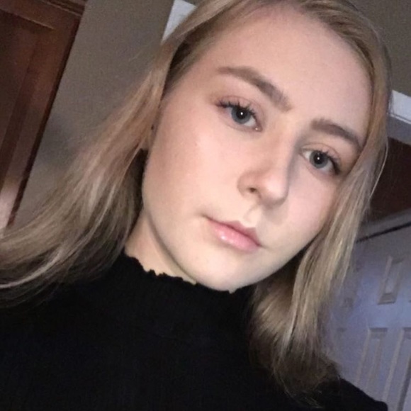 Profile Picture of Alexa Graleski (@alexagraleski) on Poshmark