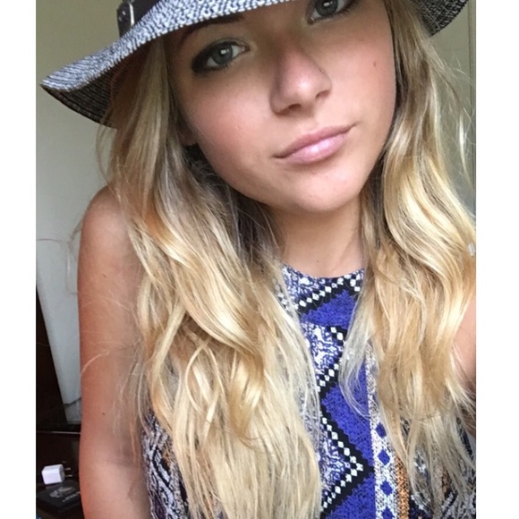 Profile Picture of Tori Lowe (@ohkaytori) on Poshmark