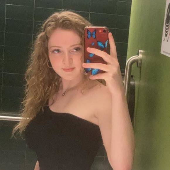 Profile Picture of Julia Heiden (@julhh) on Poshmark