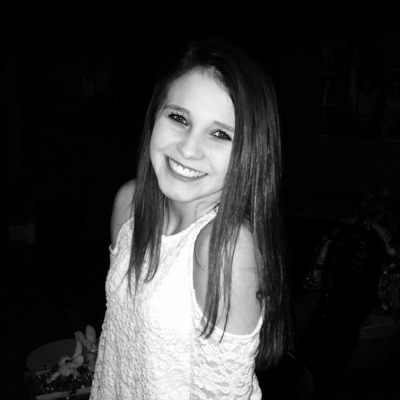 Profile Picture of Jenna Hallstrom (@jenhallstrom) on Poshmark