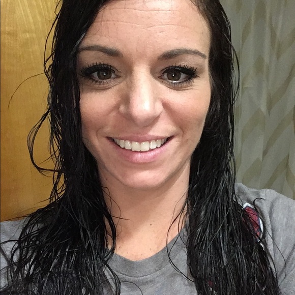 Profile Picture of Nicole Fresch (@seth72197) on Poshmark