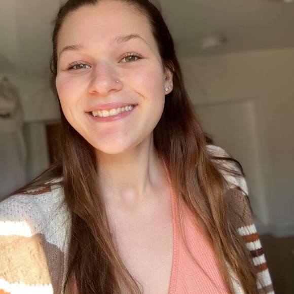 Profile Picture of Taylor Nieboer (@taylor_nieboer) on Poshmark