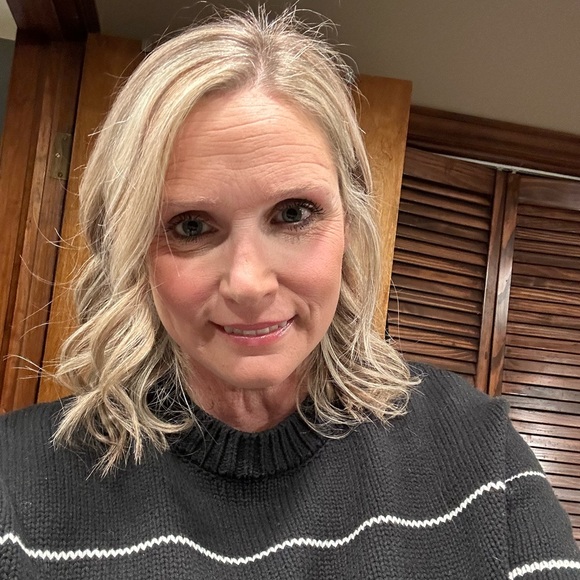 Profile Picture of Juli Foster (@jhens80) on Poshmark