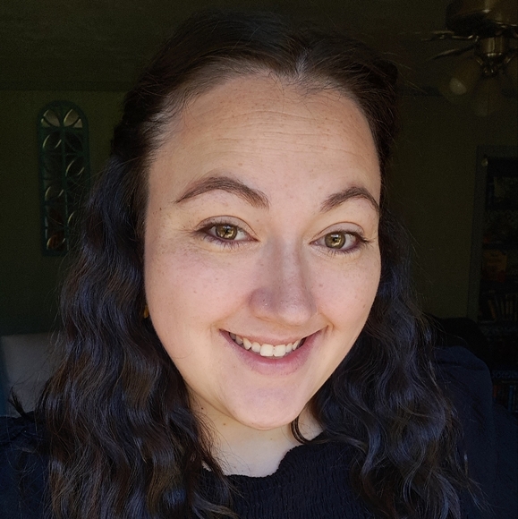 Profile Picture of Brendalynn Sutton (@beesutton8996) on Poshmark