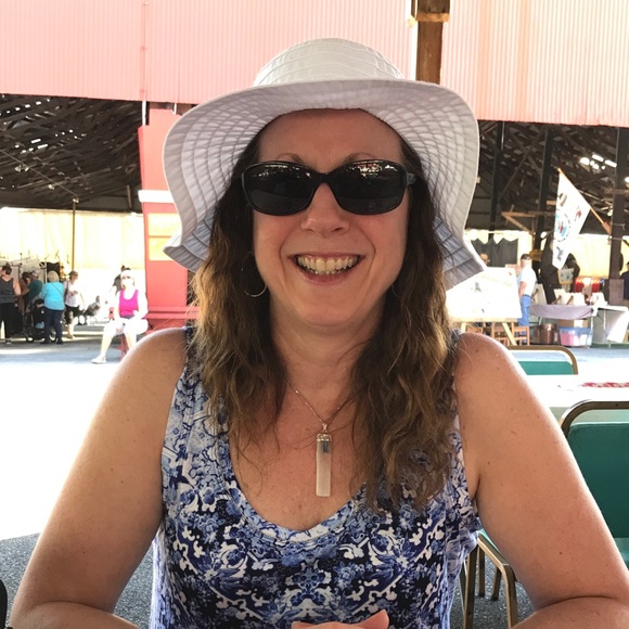 Profile Picture of Cathy Smolinsky (@cathsmolinsky) on Poshmark