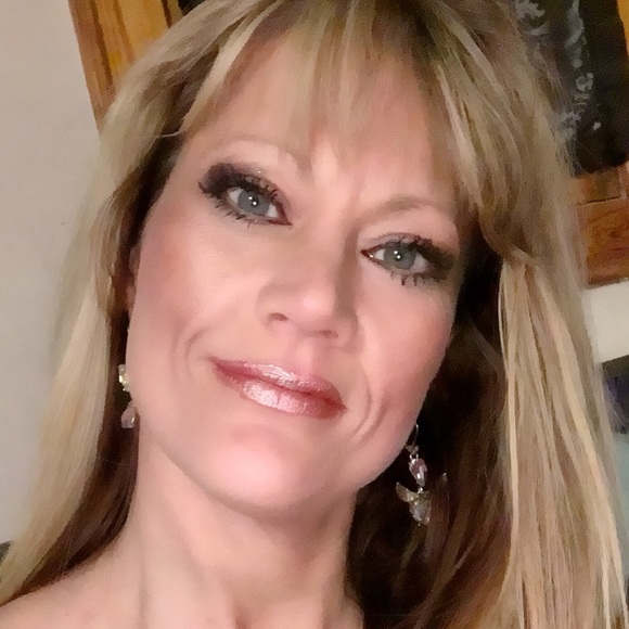 Profile Picture of Lisa Pfalzgraf (@lisapfalzgraf) on Poshmark