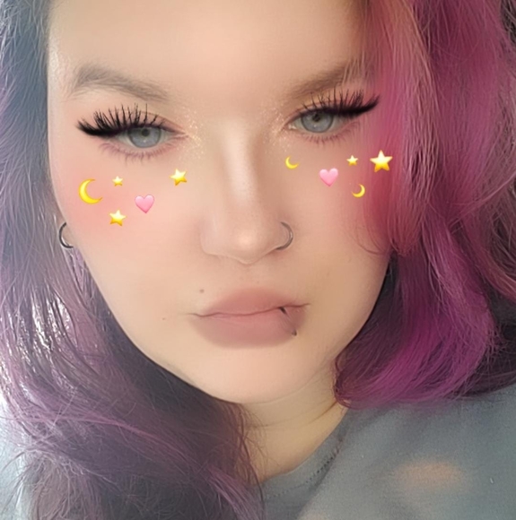 Profile Picture of Danielle Vollmer (@daniellevollmer) on Poshmark