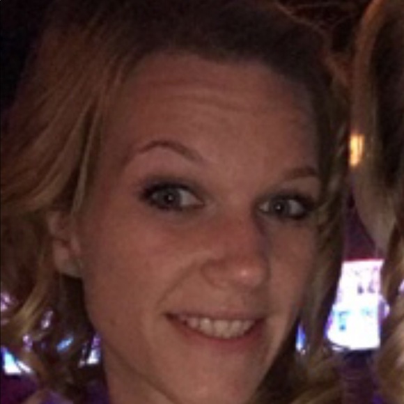 Profile Picture of Kayla Lonidier (@kaylalonidier) on Poshmark