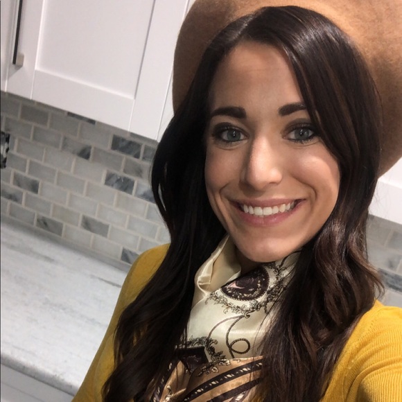 Profile Picture of Aimee Paniccia (@aimeepaniccia) on Poshmark