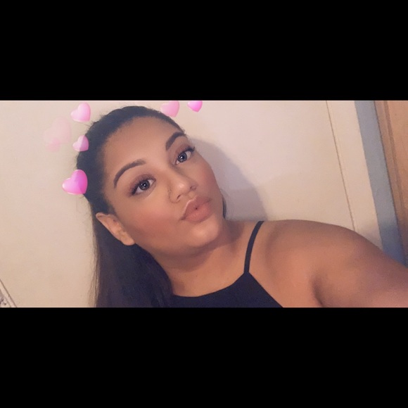Profile Picture of Crystal Garcia (@crystalstarrr) on Poshmark