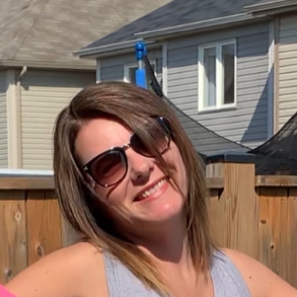 Profile Picture of Janelle Caucci (@janellecaucci) on Poshmark