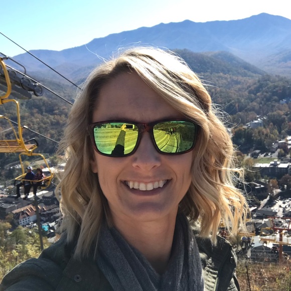 Profile Picture of Robin Curry (@rockinrobin_13) on Poshmark