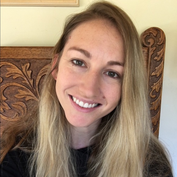 Profile Picture of Lauren Schoepfer (@laurenschoepfer) on Poshmark