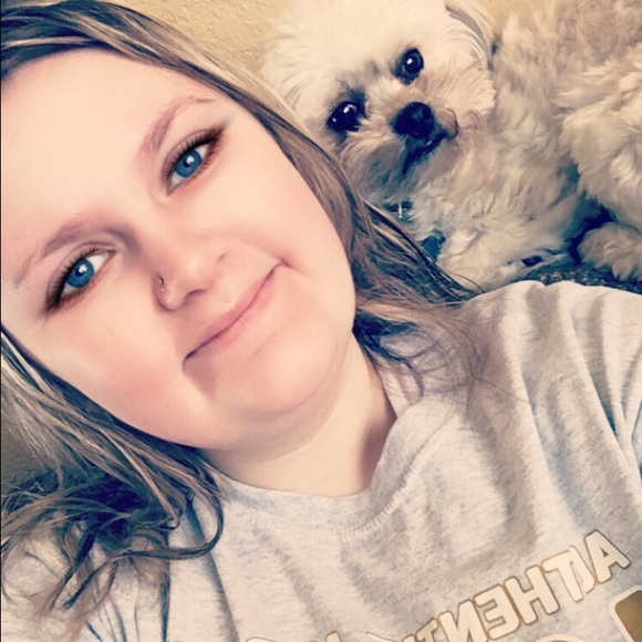 Profile Picture of Hannah Wardle (@hannahlwardle) on Poshmark