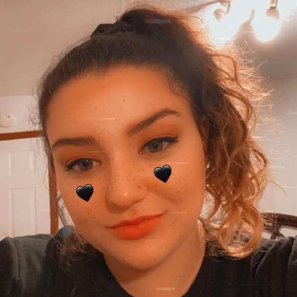 Profile Picture of Julz Julz (@julzhagan5683) on Poshmark