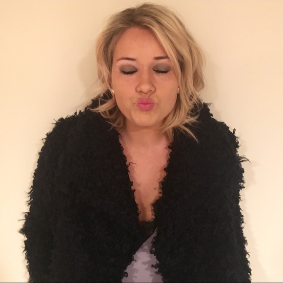 Profile Picture of Julie Gilkison (@julesgilk) on Poshmark