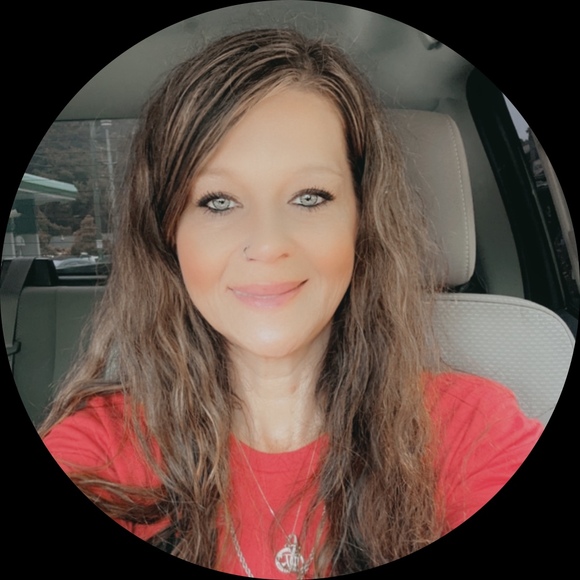 Profile Picture of Lisa Gillian (@lgillian22) on Poshmark