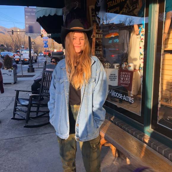 Profile Picture of Sarah Brizes (@sarahbrizes1619) on Poshmark