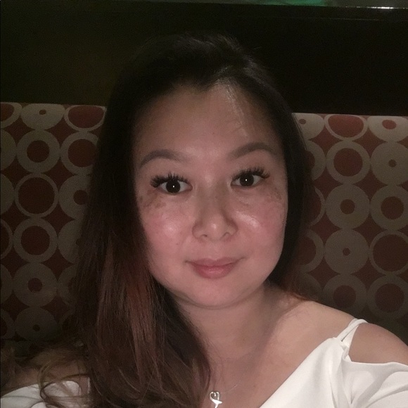 Profile Picture of Phoebe Ng (@phoebe624) on Poshmark