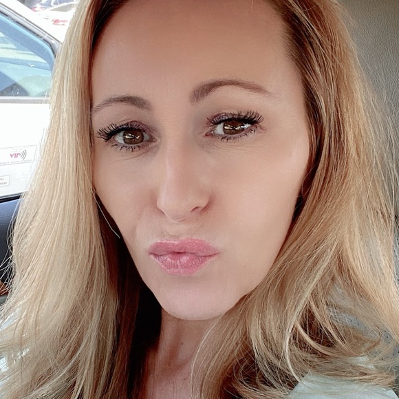 Profile Picture of Shawna Pimentel (@shawnapimentel) on Poshmark