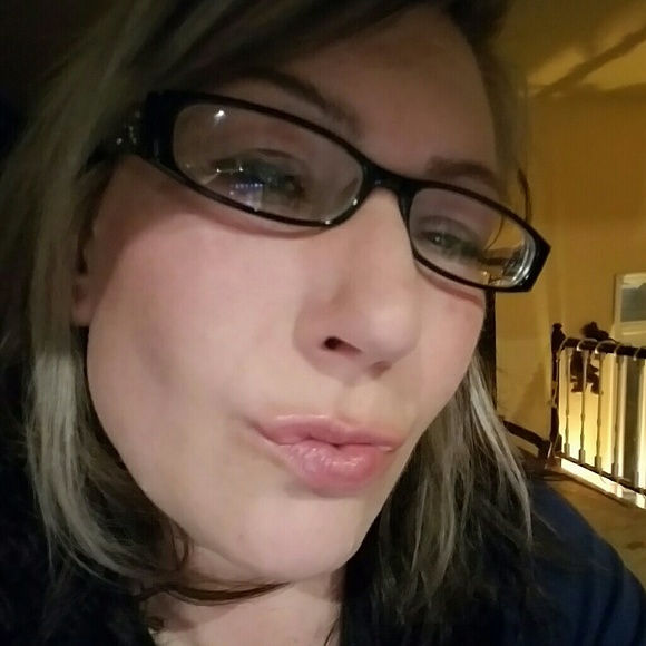 Profile Picture of Christine Bayes (@cbayes76) on Poshmark