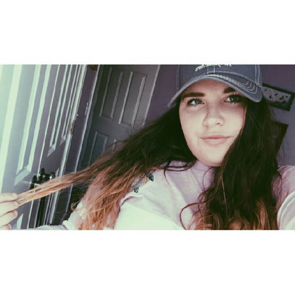 Profile Picture of Emily Mccarty (@siimplyyemiilyy) on Poshmark