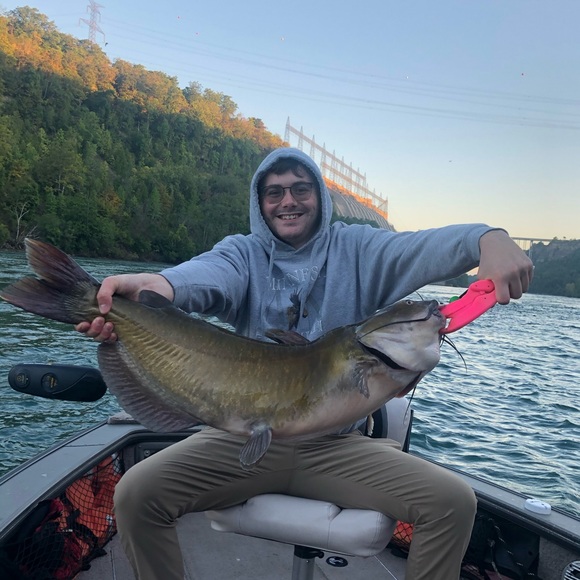 Profile Picture of Andrew Peri (@andrewperi) on Poshmark