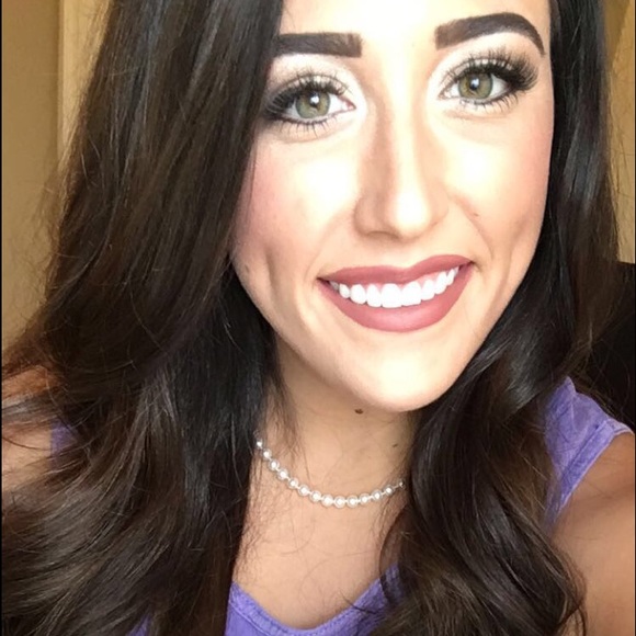 Profile Picture of Taylor Kroutter (@tayashkrou) on Poshmark