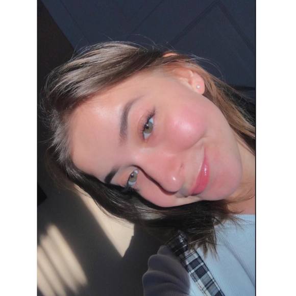 Profile Picture of Julia Costa (@22627) on Poshmark