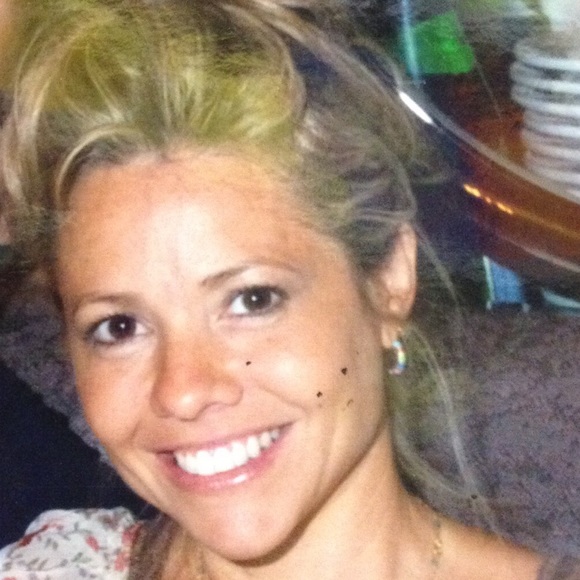 Profile Picture of Vicky Cormier (@vcormier) on Poshmark