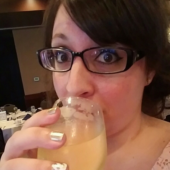 Profile Picture of Jill Knetter (@jillstreak) on Poshmark