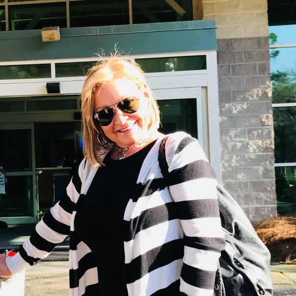 Profile Picture of Kim Fingar (@kimhhi) on Poshmark