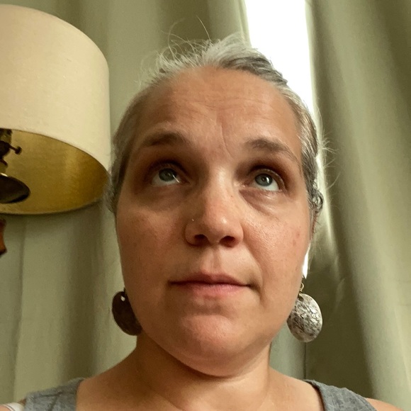 Profile Picture of Andrea Cunha (@andreakyoung) on Poshmark