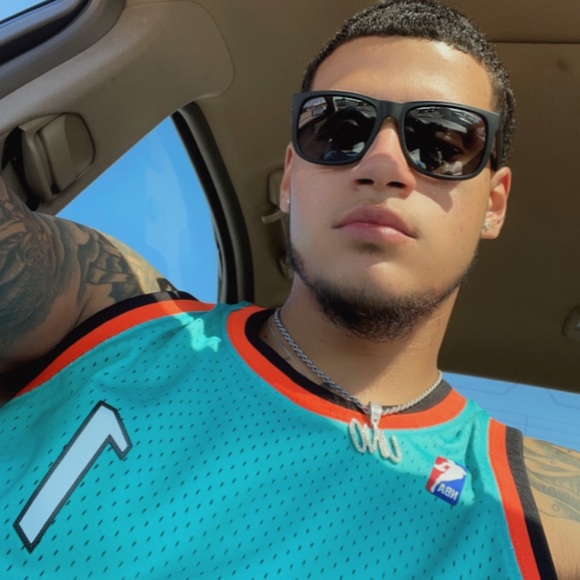 Profile Picture of Uno Uno (@uno_uno) on Poshmark