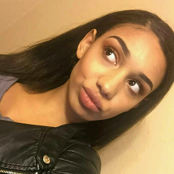 Profile Picture of Leah Tate (@leahtate_) on Poshmark