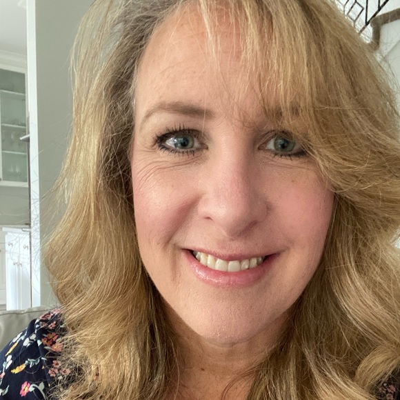 Profile Picture of Lisa Riggs (@lisa_riggs) on Poshmark