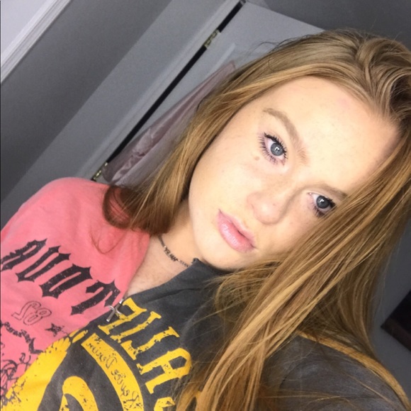 Profile Picture of Haley Kingery (@h_kingery) on Poshmark