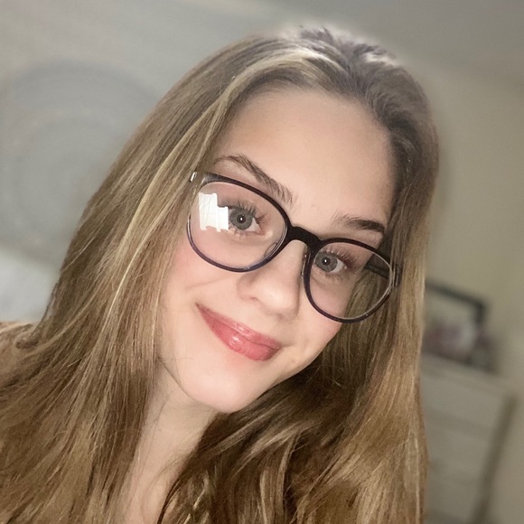 Profile Picture of Lily Thompson (@_lilythompson_) on Poshmark