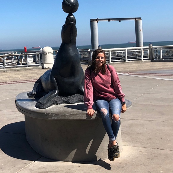 Profile Picture of Taylor Bisesi (@taylorbisesi) on Poshmark