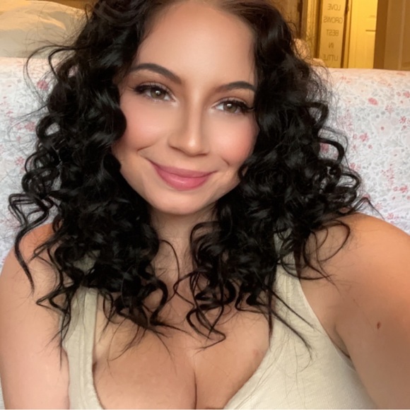 Profile Picture of Hannah Macy (@hannahmacy) on Poshmark