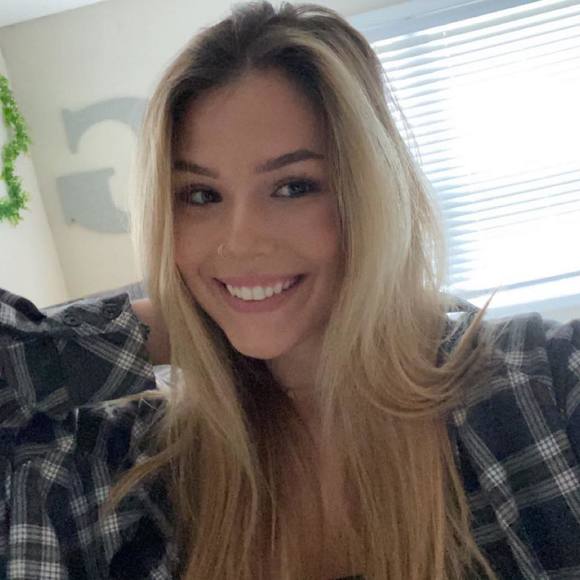 Profile Picture of Gracie Selleck (@gmselleck) on Poshmark