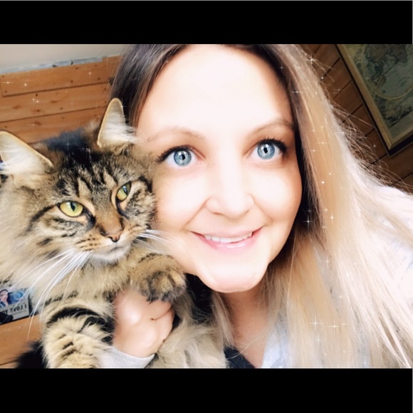 Profile Picture of Maxine White (@maxinemwhite) on Poshmark